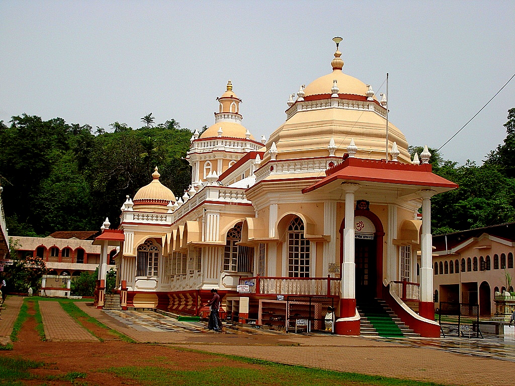 Aegiscabs 2140908546Shri-Mangesh-Temple,Goa.jpg