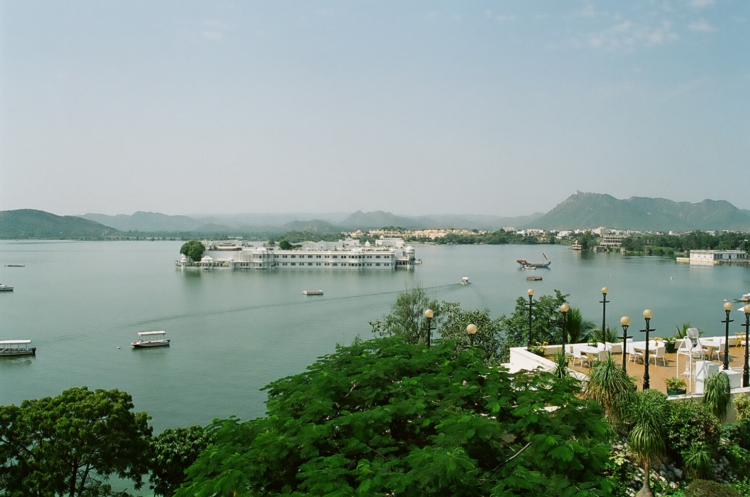 Aegiscabs 976136647Udaipur_Lake_India.jpg